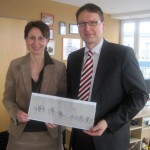 Katja Müller und Olaf Granzow von der Sparda-Bank übergaben eine 5000-Euro-Spende für den Festumzug an Oberbürgermeisterin Angelika Gramkow.